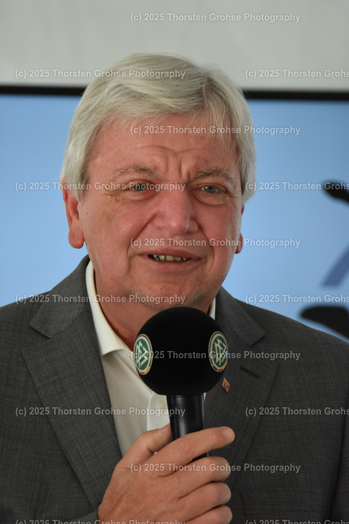 Season opening 16.08.2019 Football Women league | Talk round before the season opening 16.08.2019 Football Women league in Frankfurt Germany. 

Image: Volker Bouffier - Realisiert mit Pictrs.com