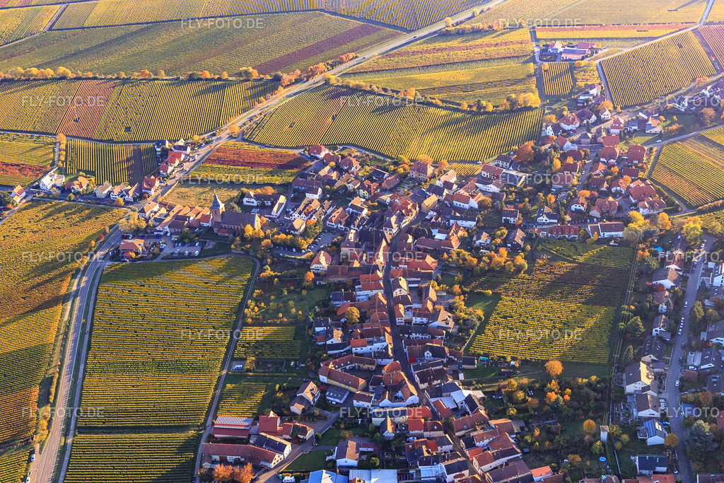 Hauptstr | Luftbild: Hauptstr in Burrweiler im Bundesland Rheinland-Pfalz in Deutschland. Foto: IMG_095672.jpg vom 30.10.2016 durch Werner Riehm/FLY-FOTO.de - Realisiert mit Pictrs.com