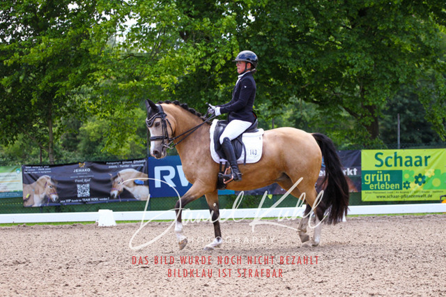 DKP40926 | Turnierfotos kaufen im Webshop von Daniel Kuhl Photography – entdecke professionelle Reitsportfotos aus Turnieren & Events. Hochwertige Turnierbilder online bestellen & sichern. Jetzt Fotos von Reitsportturnieren kaufen!