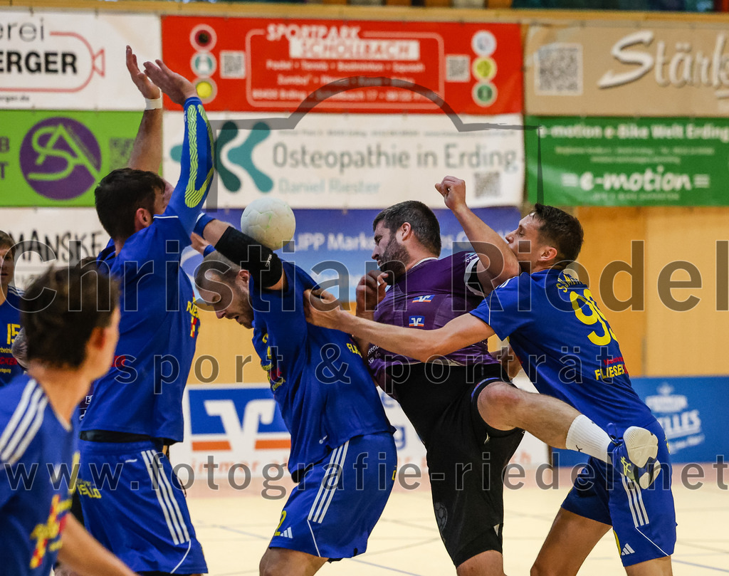 2024-10-13_075_SpVgg_Altenerding_gegen_SSG_Metten | Erding, Deutschland, 13.10.2024:Handball, Bezirksoberliga Männer 2024 / 2025, 4. Spieltag, SpVgg Altenerding gegen SSG Metten, Endergebnis: 40:22Jan Matousik (SSG Metten, #3), Christian Loris (SpVgg Altenerding, #11), Patrick Sigl (SSG Metten, #99)Foto: Christian Riedel / fotografie-riedel.net