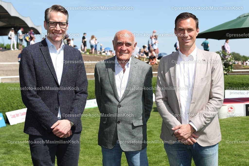 HanMX01052588029 | 01.05.2025, Fußball, Hannover 96 Renntag, Die Fußballprofis von Hannover96 zu Gast auf der Pferderennbahn Neue Bult. Im Bild Henning Bindzus (Geschäftsführer Hannover 96, Geschäftsführung) und Martin Kind (Aufsichtsrat Aufssichtsratsmitglied Hannover 96 Vorstand Geschäftsführung) zusammen mit Marcus Mann (Geschäftsführer Geschäftsführung Hannover 96)