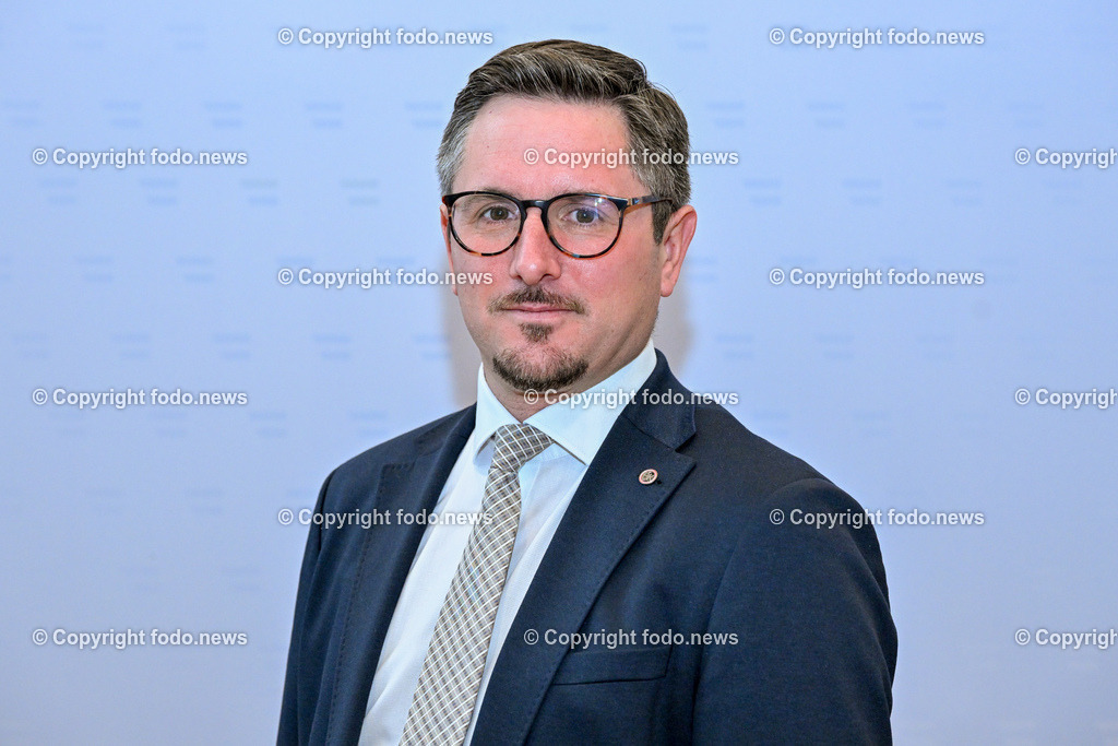 Pressekonferenz LPD Ooe_ Gemeinsam Sicher mit der Pyrotechnik_ 04.12.2023-25 | 04.12.2023, Landespolizeidirektion Oberoesterreich, AUT, Pressekonferenz LPD Ooe, Kampagnenpraesentation - Gemeinsam Sicher mit der Pyrotechnik, im Bild Manuel Scherscher (Bundeskriminalamt)