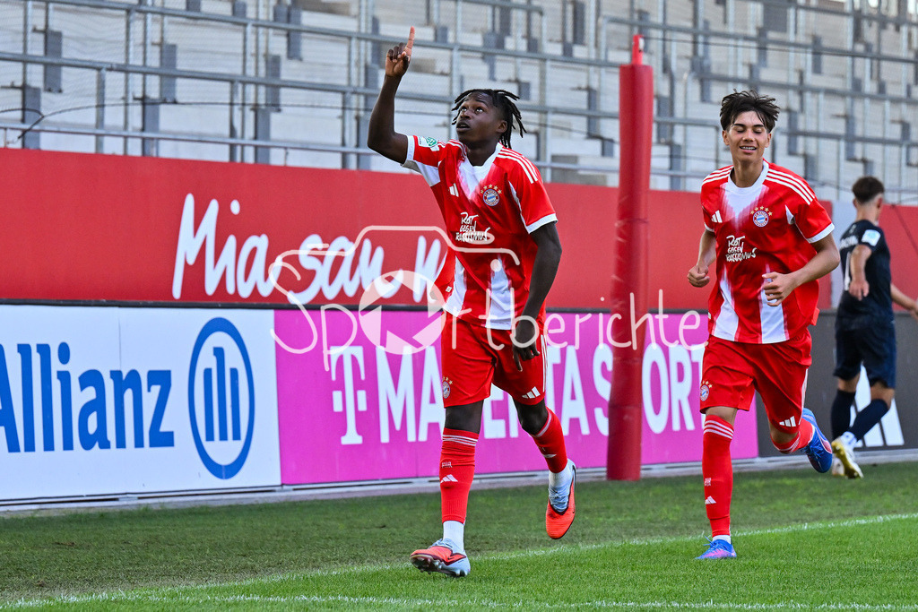 FC Bayern München U19 - SpVgg Unterhaching U19 | Jubel der Bayern nach dem Treffer zum 2-1 durch Aristide HENTCHO NSEKE (FC Bayern U19 #17) / Tor / Torschuetze / Freude / Happy / U19 DFB-Nachwuchsliga: FC Bayern München U19 - SpVgg Unterhaching U19; FC Bayern Campus am 10.08.2025