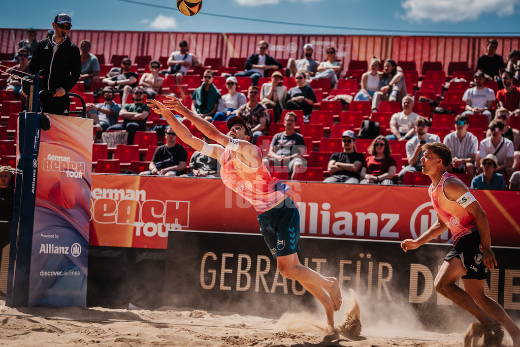 Beachvolleyball | Männer | Allianz German Beach Tour 2025 | Tourstop Düsseldorf | 09.05.2025 | Manuel Harms springt zum Ball