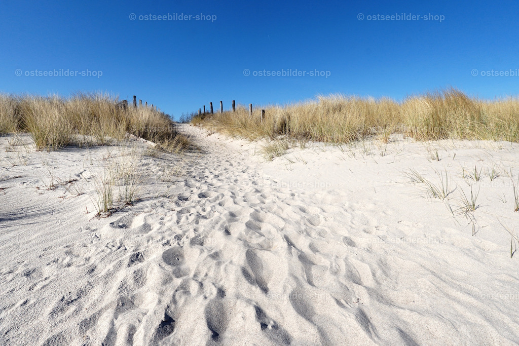 Die Spuren führen ans Meer | Fußspuren im feinen, weissen Sand führen bei strahlend blauem Frühlingslicht über die Düne an die Ostsee