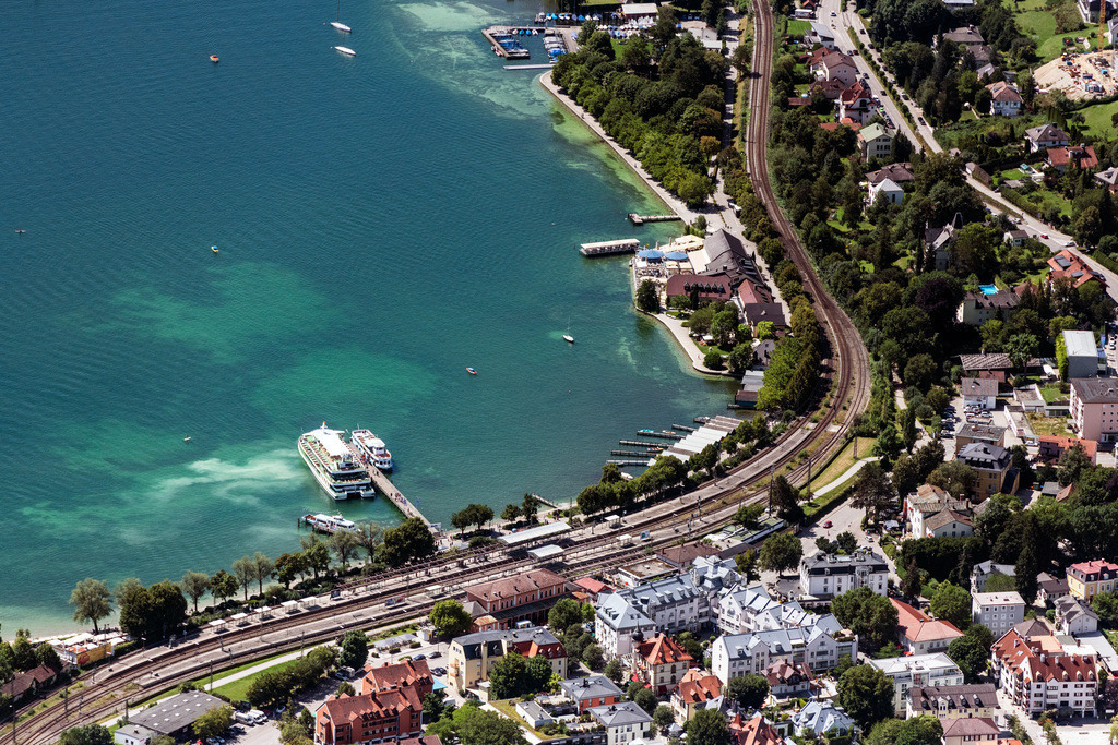 dr__0031653.jpg | STARNBERG 09.08.2019 Ufer am Starnberger See mit Schiffsanlegesteg in Starnberg im Bundesland Bayern. Weiterführende Informationen bei: Bayerische Seenschifffahrt GmbH. // Lakeside on Lake Starnberg with a jetty in Starnberg in the state of Bavaria. Further information at: Bayerische Seenschifffahrt GmbH. Foto: Daniel Reiter