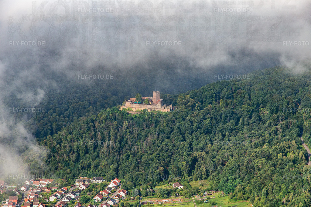 Burg Landeck am Morgen unter tiefen Wolken https://www.landeck-burg.de/ | Luftbild: Burg Landeck am Morgen unter tiefen Wolken https://www.landeck-burg.de/ in Klingenmünster im Bundesland Rheinland-Pfalz in Deutschland. Foto: IMG_142934.jpg vom 03.08.2024 durch ©2025 Werner Riehm fly-foto.de/copyright - Realisiert mit Pictrs.com