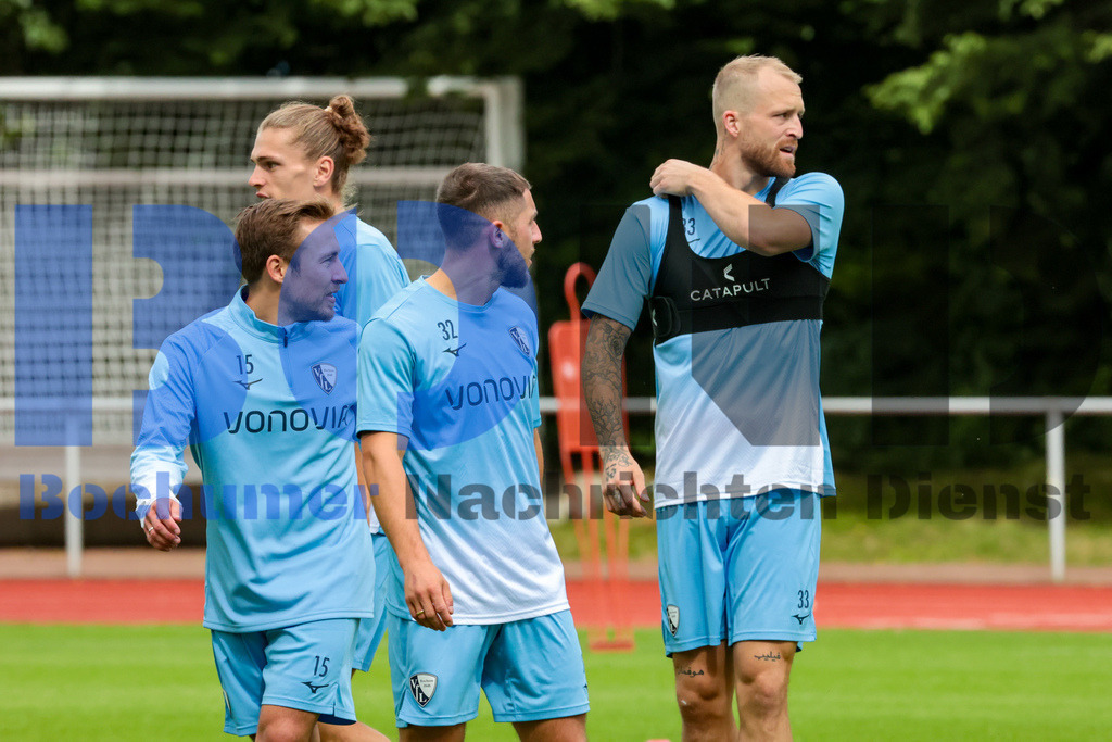 1. Fussball Bundesliga:  Trainingsauftakt VfL Bochum 1848 {date} -  | {headline}(Foto: Sebastian Sendlak / BOND)DFL regulations prohibit any use of photographs as image sequences and/or quasi-videos. - Realisiert mit Pictrs.com