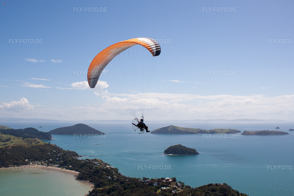 Luftbild: Ortsansicht im Ortsteil Wyuna Bay in Coromandel im Bundesland Waikato in Neuseeland.Foto: IMG_55667.jpg vom 12.01.2013 durch Werner Riehm/FLY-FOTO.deAuflösung des Originals: 3850 x 2566 px