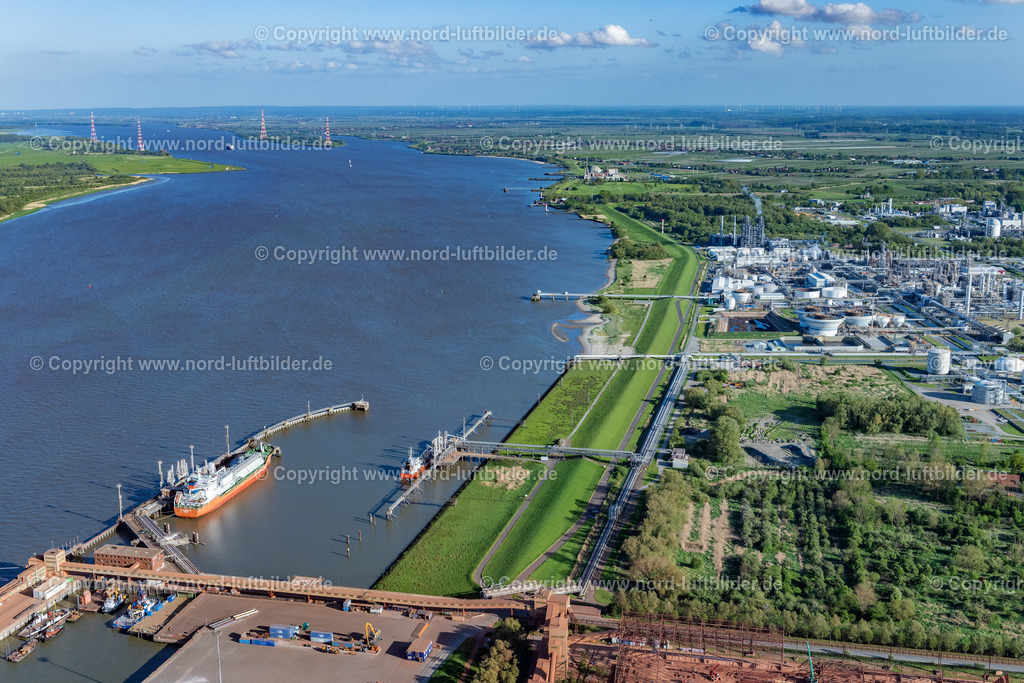 Stade_Seehafen_Lng_ELS_2631140522 | STADE 14.05.2022 Hafenanlage Stader Seehafen AOS am Bützflether Sand in Bützfleth im Bundesland Niedersachsen, Deutschland. Auf der Grünfläche soll bis 2026 der Hanseatic Energy Hub entstehen. Das geplante Terminal für den Import von verflüssigtem Erdgas (LNG) wird in den vorhandenen Industriepark integriert. Weiterführende Informationen bei: AOS Aluminium Oxid Stade GmbH,  Dow Deutschland Anlagengesellschaft mbH. // Port facility Stader Seehafen AOS am Buetzflether Sand in Buetzfleth in the state Lower Saxony, Germany. The Hanseatic Energy Hub is to be built on the green space by 2026. The planned terminal for the import of liquefied natural gas (LNG) will be integrated into the existing industrial park. Further information at: AOS Aluminium Oxid Stade GmbH,  Dow Deutschland Anlagengesellschaft mbH. Foto: Martin Elsen
