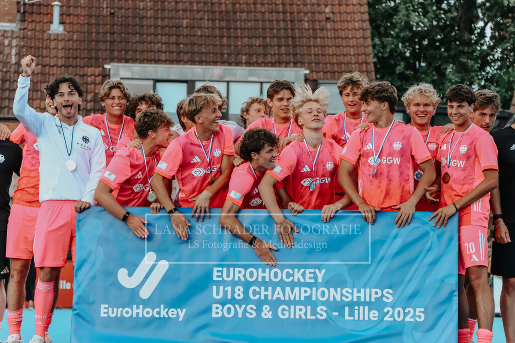 EM_MU18_F_GER-BEL_Lille_bearbeitet_Pokalbilder (1 von 1) | lanaschraderfotografie - Realisiert mit Pictrs.com