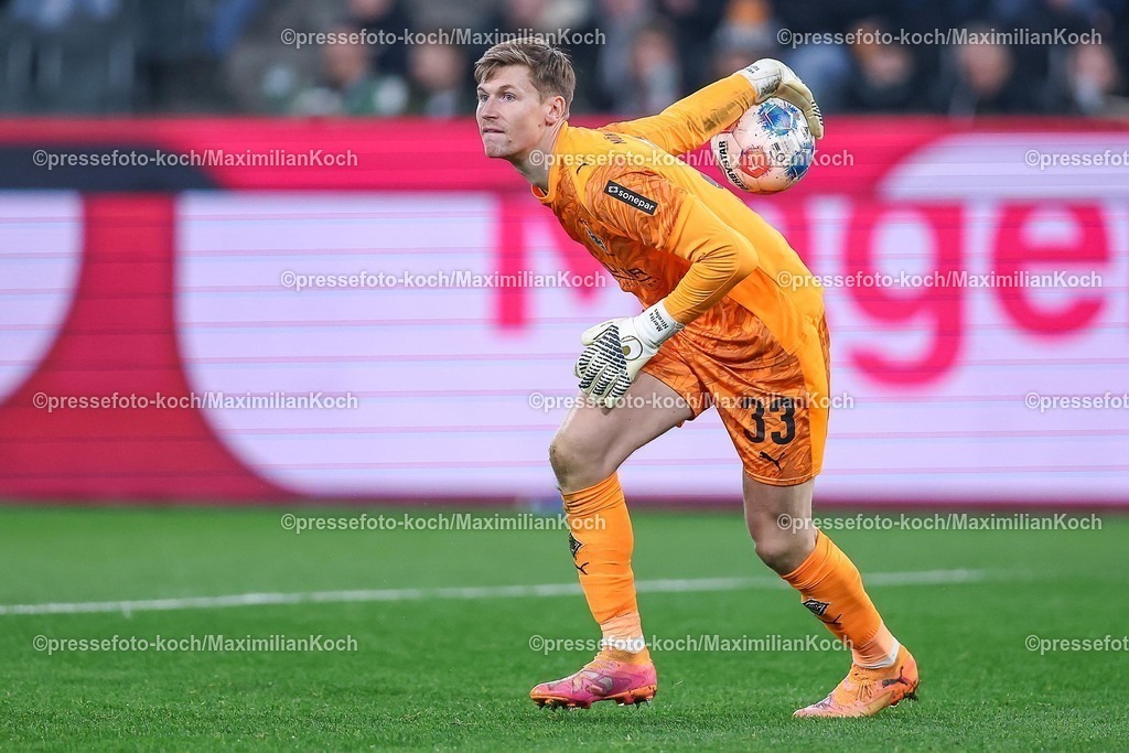 BMG13122502184 | 13.12.2025, Fußball, Borussia Mönchengladbach - VfL Wolfsburg, 1. Fußball Bundesliga, 14.Spieltag, Borussia-Park, Saison 2025 2026: Torwart Moritz Nicolas&nbsp;(Borussia Mönchengladbach #33)  DFB regulations prohibit any use of photographs as image sequences and or quasi-video.