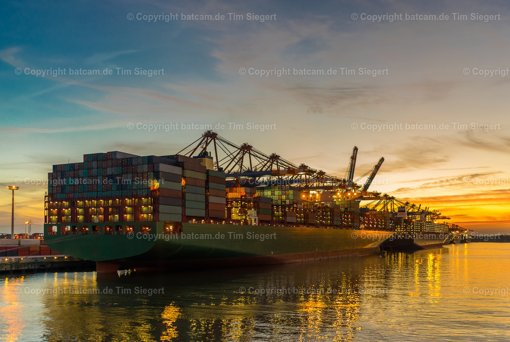 Hamburg-Hafen-Waltershofer Damm mit Containerschiff | batcam.de - Realisiert mit Pictrs.com