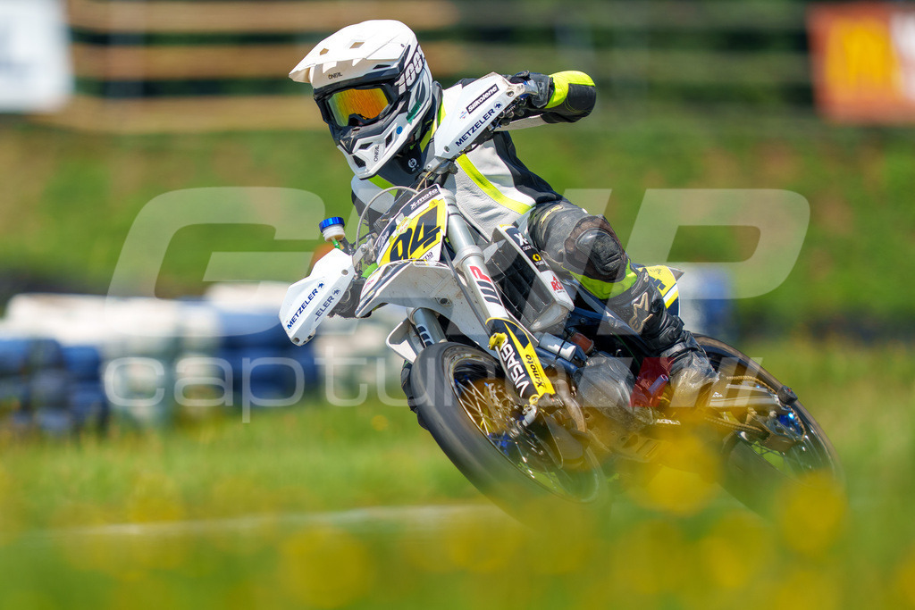G-Cup + Supermoto Staatsmeisterschaft + Hungarian Supermoto Championship | GRIPcapture steht für authentische Sportfotografie in Österreich – für Momente, die mehr sind als Geschwindigkeit oder Ergebnis. Es geht um Emotion, Spannung, Fokus und den Augenblick, der oft nur einen Wimpernschlag dauert.Ob Motorsport, Teamsport oder 