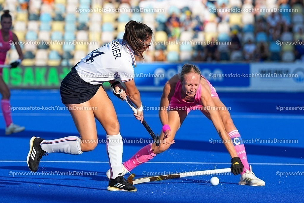 xydrx09082504020 | 09.08.2025, xydrx, Frauen EuroHockey Championship 2025, Gruppenphase, Gruppe a, Deutschland - Frankreich, Sparkassenpark Mönchengladbach: Lisa Nolte (GER #10) im Zweikampf gegen Gabrielle Verrier (FRA #14)
