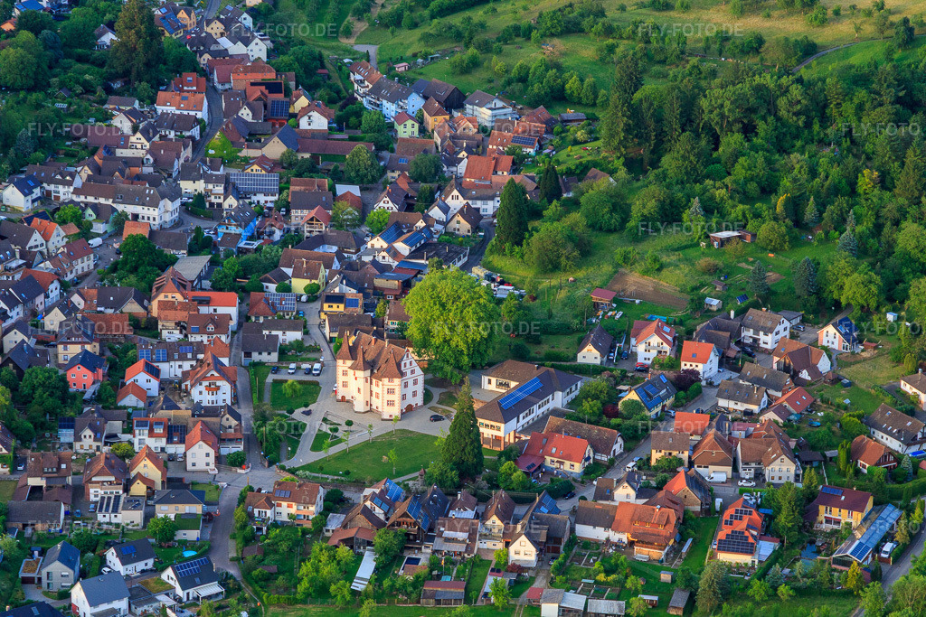 Luftbild: Dorfansicht von Südwesten mit Schmieheimer Schloss im Ortsteil Schmieheim in Kippenheim im Bundesland Baden-Württemberg in Deutschland. Foto: IMG_147491.jpg vom 29.05.2025 durch Werner Riehm/FLY-FOTO.de