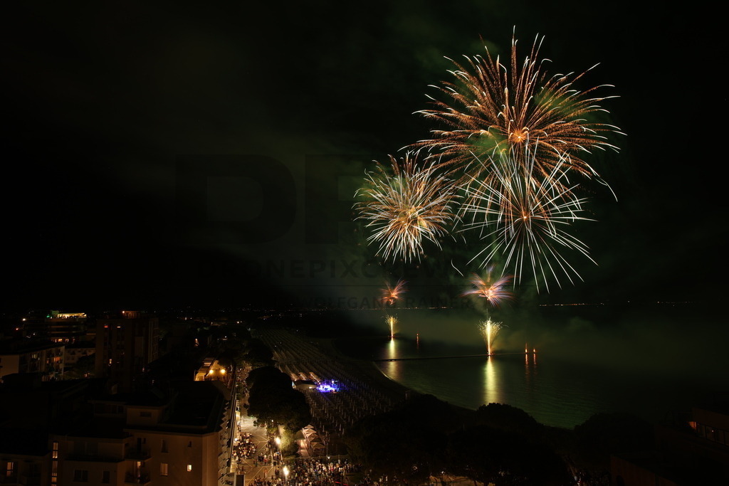Ferragosto Fireworks in Grado, Italy | GRADO, ITALY, 15.AUG.26 - FIREWORKS - Ferragosto fireworks over the Adriatic Sea in Grado, Italy. Colorful fireworks light up the night sky above the beach, coastline and waterfront during the traditional summer celebration. - Realisiert mit Pictrs.com