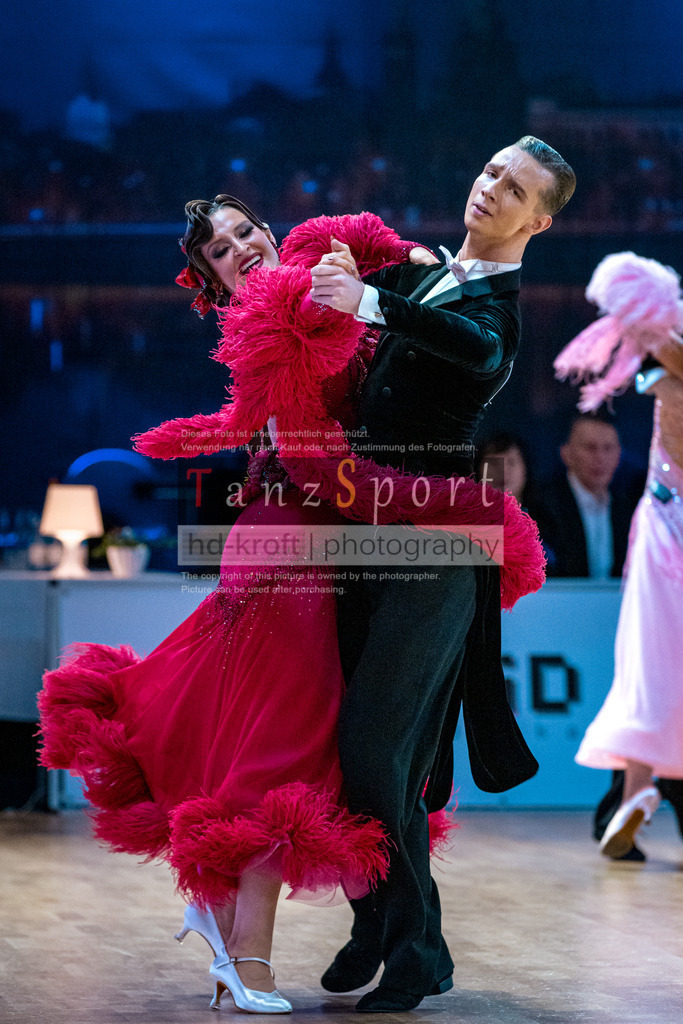 20251212_WDSF_World_Ch_Cup_RS-Std_1246-2 | Tanzsportbilder, Standardtanz, Lateintanz, WDSF, DTV, LTVB, dancecomp, goc, hessen tanzt, blaues band der spree, walzer, tango, wiener walzer, slowfox, quickstepp, samba, rumba, cha-cha-cha, paso doble. jive, hd-kroft photography, turniertanzsport