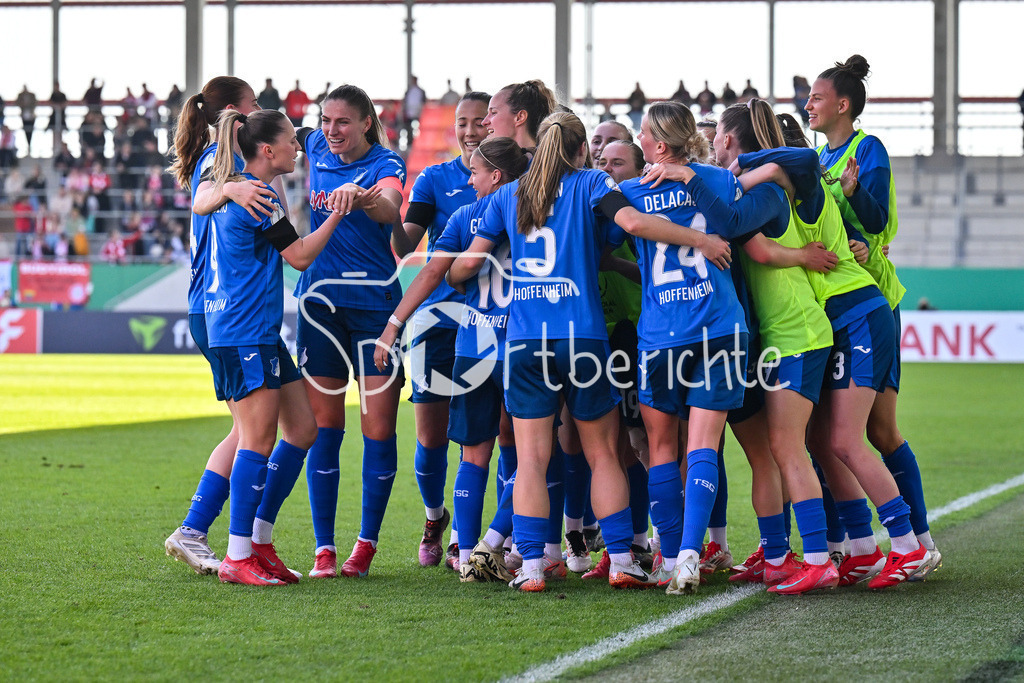 FC Bayern München - TSG 1899 Hoffenheim | Jubel der Hoffenheimerinnen nach dem Treffer zum 0-1 durch Ereleta MEMETI (TSG Hoffenheim Frauen 7) / Tor / Torschuetze / Freude / Happy / Frauen DFB Pokal: FC Bayern Muenchen - TSG 1899 Hoffenheim, FC Bayern Campus am 22.03.2025