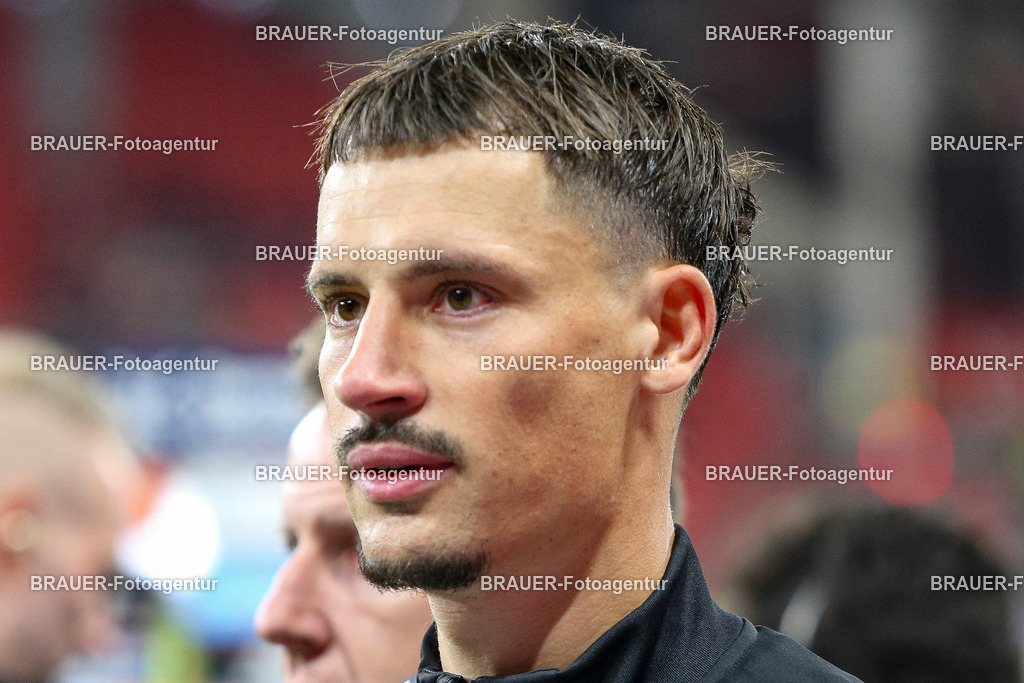 Bayer 04 Leverkusen vs Eintracht Frankfurt - Bundesliga  | Leverkusen, Deutschland, 12.09.25:   Robin Koch (Eintracht Frankfurt) schaut waehrend des Spiels der Bundesliga zwischen  Bayer 04 Leverkusen vs Eintracht Frankfurt in der BayArena(Foto von Brauer-Fotoagentur / Adrian Schlueter)