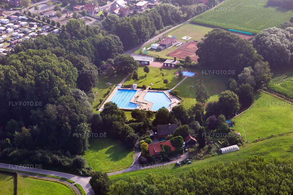 Luftbild: Freibad in Velen im Bundesland Nordrhein-Westfalen in Deutschland. Foto: IMG_008272.jpg vom 18.07.2020 durch Werner Riehm/FLY-FOTO.de