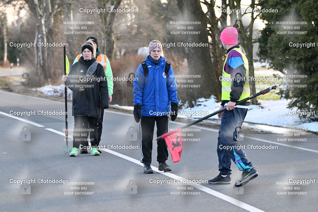DSC_0408 | Hannah Janßen / Blomberg (mitte) mit Bahnanweiser Oke Goldenstein (rechts) hinten Tanja Feith / Südarle mit Bahnanweiser Thole Brüling