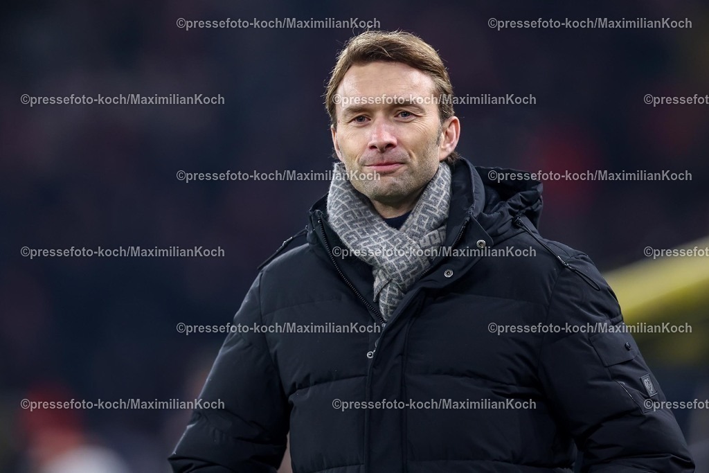 BVB10012501005 | 10.01.2025, Fußball, Borussia Dortmund - Bayer 04 Leverkusen, 1. Fußball Bundesliga, 16. Spieltag, Signal Iduna Park, Saison 2024 2025: Geschäftsführer Simon Rolfes (Bayer 04 Leverkusen Geschäftsführung) vor dem SpielDFB regulations prohibit any use of photographs as image sequences and or quasi-video.