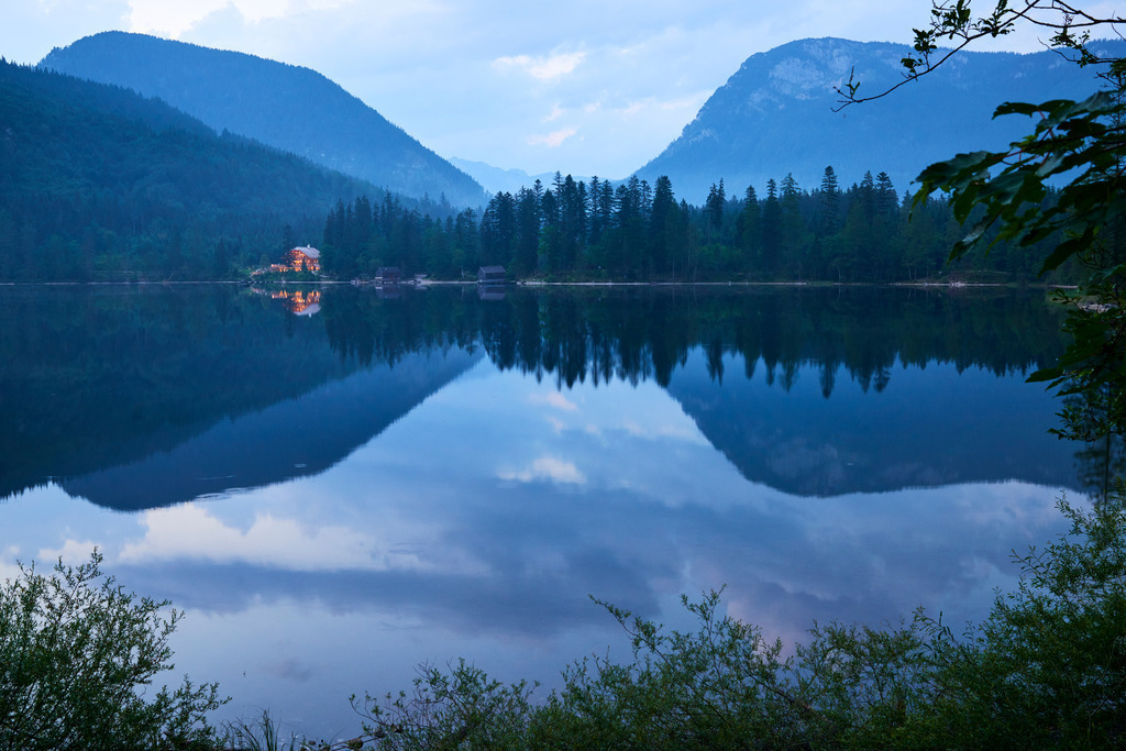 Ödensee mit Blick auf die Kohlröserlhütte | Bad Aussee, Austria - June 23, 2017: Ödensee mit Blick auf die Kohlröserlhütte, im Abendlicht. - Realisiert mit Pictrs.com