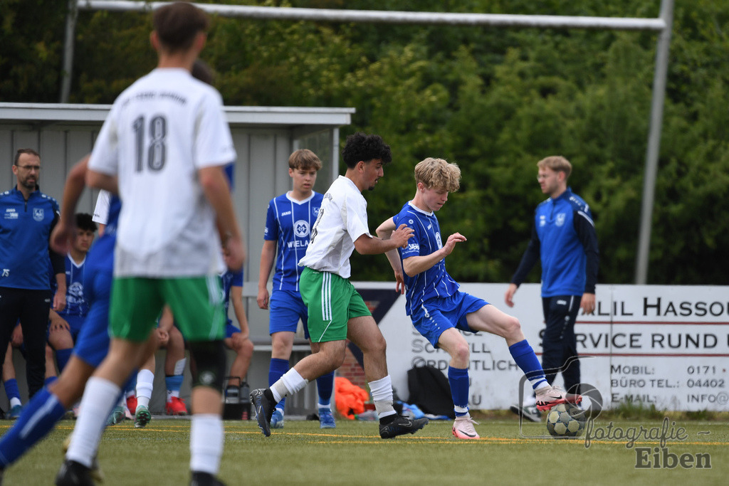 FC Rastede-JSG Esens/Dornum | B-Jugend Bezirksliga; FC Rastede (blau)-JSG Esens/Dornum (weiß) am 24.05.2025 in Rastede (Sportanlage Kötterswegs), Photo: Philip Eiben 2025 - Realisiert mit Pictrs.com