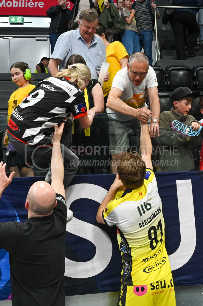 Zug United - HC Rychenberg - 25. April 2026 | Onkel Stefan gratuliert Tim Aeschimann (#81 HC Rychenberg Winterthur) am L-UPL Superfinal-Spiel zwischen Zug United und HC Rychenberg am 25. April 2026 in der BCF Arena, Fribourg, Schweiz.Bild: Sportfotografie Markus Aeschimann | www.markus-aeschimann.ch - Realisiert mit Pictrs.com