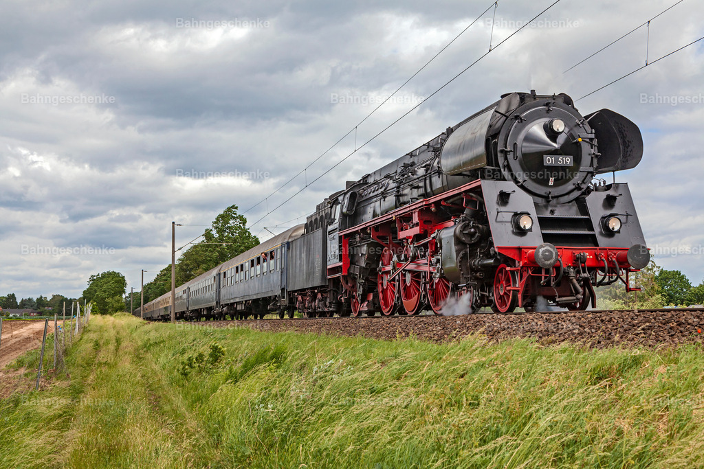 EFZ01519Reindorf4p080619 | Stöbern Sie durch einzigartige Aufnahmen und finden die perfekte Aufnahme für jeden Eisenbahnentheusiast! Stellen Sie sich aus einer Reihe von Möglichkeiten wie der Druck auf Leinwände, Fotoposter, Kalender oder Magnetfotos Ihr Geschenk zusammen - Realisiert mit Pictrs.com
