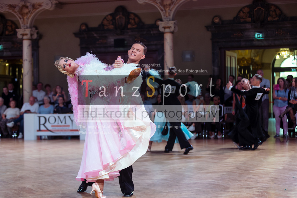 20250706_WDSF_Open_Youth_Std-dC25-4889 | Tanzsportbilder, Standardtanz, Lateintanz, WDSF, DTV, LTVB, dancecomp, goc, hessen tanzt, blaues band der spree, walzer, tango, wiener walzer, slowfox, quickstepp, samba, rumba, cha-cha-cha, paso doble. jive, hd-kroft photography, turniertanzsport