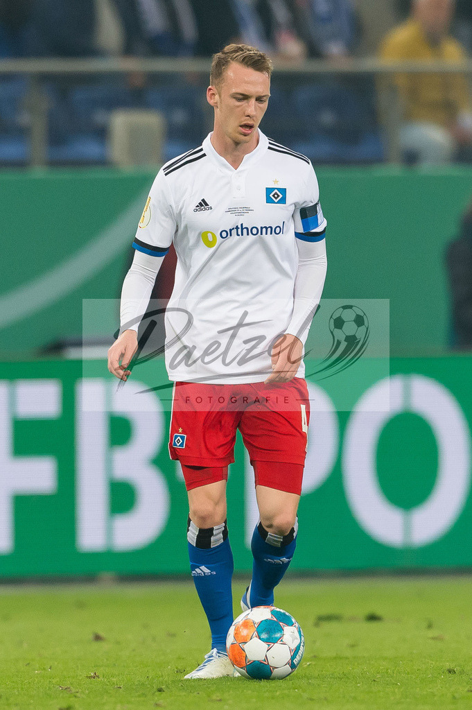 HSVSCF20220419_370 | Fussball, Herren: Sebastian Schonlau (Hamburger SV) in Aktion, am Ball, Einzelaktion beim DFB-Pokal-Halbfinalspiel zwischen Hamburger SV und SC Freiburg im Volksparkstadion am 19.04.2022 in Hamburg, Deutschland.DFB / DFL REGULATIONS PROHIBIT ANY USE OF PHOTOGRAPHS AS IMAGE SEQUENCES AND/OR QUASI-VIDEO. - Realisiert mit Pictrs.com