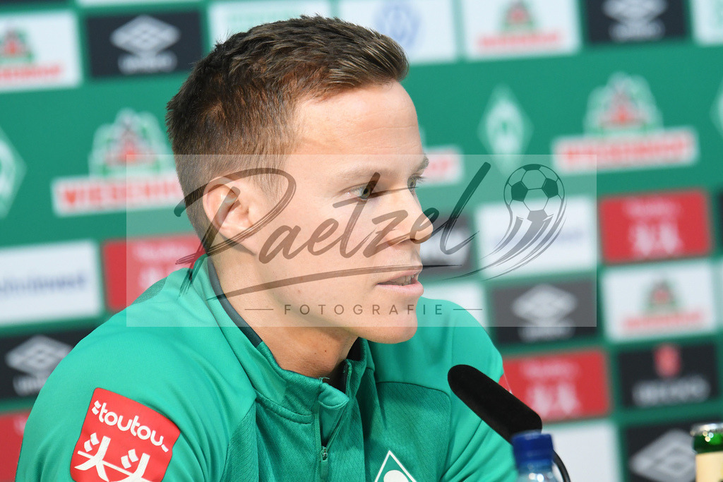 20200129_PKSVWB_0011 | Fußball, Herren: Niklas Moisander (SV Werder Bremen) schaut bei der Pressekonferenz des SV Werder Bremen am 29.01.2020 im wohninvest Weserstadion in Bremen, Deutschland.(Foto von Nico Paetzel) - Realisiert mit Pictrs.com