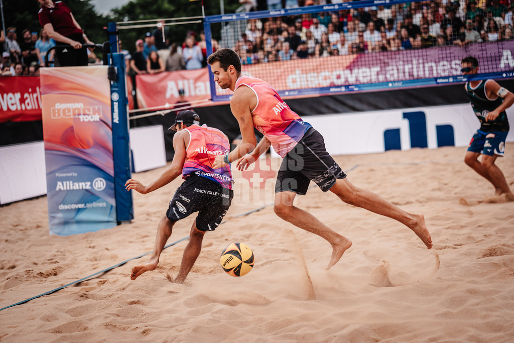 Beachvolleyball | Männer | Allianz German Beach Tour 2025 | Tourstop München | 06.07.2025 | v.l. Valentin Schneckenburger und Yannick Bibelriether rennen ineinander