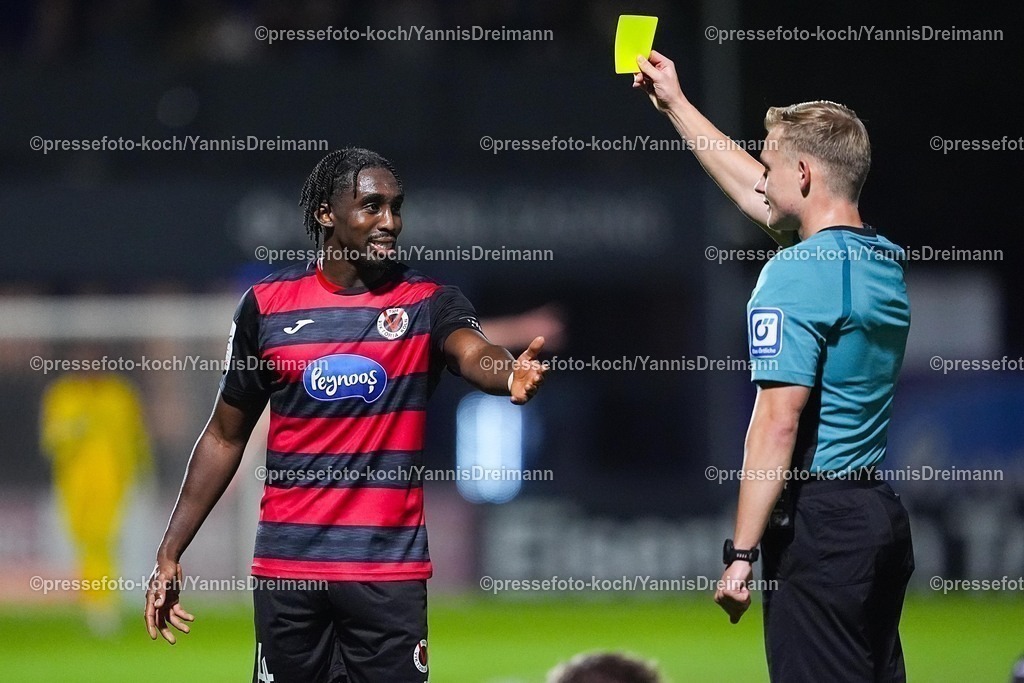 xYDR31102501114 | 31.10.2025, xydrx, Fußball, 3.Liga, FC Viktoria Köln - FC Ingolstadt 04, Saison 2025 2026, Sportpark Höhenberg: Sebastian Hilsberg (Schiedsrichter) zeigt Frank Ronstadt (FC Viktoria Köln #34) die gelbe Karte  DFB regulations prohibit any use of photographs as image sequences and or quasi-video.