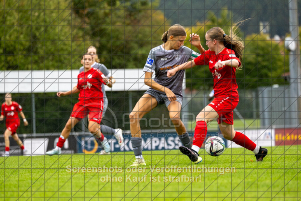 20251004_143345_0376 | #,1.FC Donzdorf (rot) vs. FC Freiburg-St. Georgen (grau), Fussball, EnBW-Oberliga B -Juniorinnen, 04. Spieltag, Saison 2025/2026, Rasenplatz, Lautertal Stadion, Süßener Straße 16, 73072 Donzdorf, 04.10.2025 - 14:00 Uhr,Foto: PhotoPeet-Sportfotografie/Peter Harich