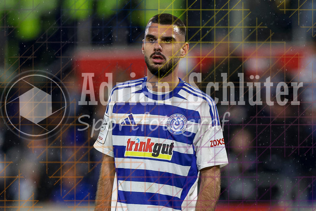 MSV Duisburg vs Rot-Weiss Essen - 3. Liga | Duisburg, Deutschland, 26.10.25:   Rasim Bulic (MSV Duisburg) schaut waehrend des Spiels der 3. Liga MSV Duisburg vs Rot-Weiss Essen in der schauinsland-reisen-arena(Foto von Brauer-Fotoagentur / Adrian Schlueter)