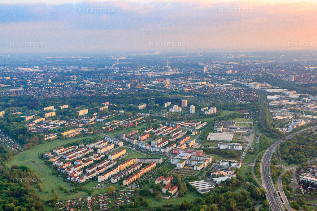 Luftbild: Ortsansicht von Süden im Ortsteil Oberreut in Karlsruhe im Bundesland Baden-Württemberg in Deutschland. Foto: IMG_56887.jpg vom 08.05.2013 durch Werner Riehm/FLY-FOTO.deAuflösung des Originals: 4752 x 3168 px