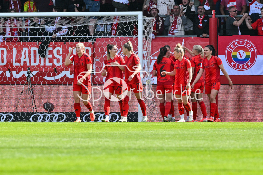 FC Bayern München - SC Freiburg | Jubel der FCB Frauen nach dem Treffer zum 3-1 durch Madalena ERIKSSON (FCB #5) / Tor / Torschuetze / Freude / Happy / Frauen Bundesliga: FC Bayern Muenchen - SC Freiburg, FC Bayern Campus am 27.04.2025