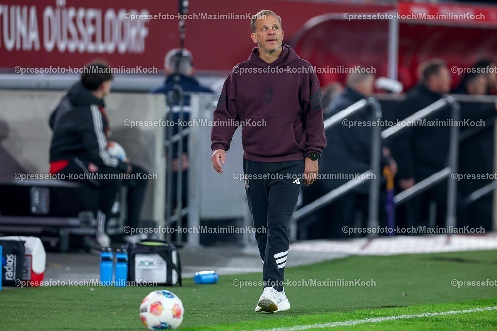 F9510042601117 | 10.04.2026, Fußball, Fortuna Düsseldorf - Holstein Kiel, 2. Fußball Bundesliga, Herren, Merkur Spiel-Arena, 29. Spieltag, Saison 2025 2026: Cheftrainer Markus Anfang (Fortuna Düsseldorf #hc) blickt enttäuscht Enttäuschung nach Oben auf die ANzeigetafel  DFB regulations prohibit any use of photographs as image sequences and or quasi-video.