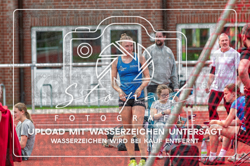 KMHK-1049 | Svea Funck (TV Jahn Walsrode (NI)) bei den Kreismeisterschaften Leichtathletik-Wurf Heidekreis 2026 im Boehmewaldstadion, Soltau (Simon Paul Stopat) - Realisiert mit Pictrs.com