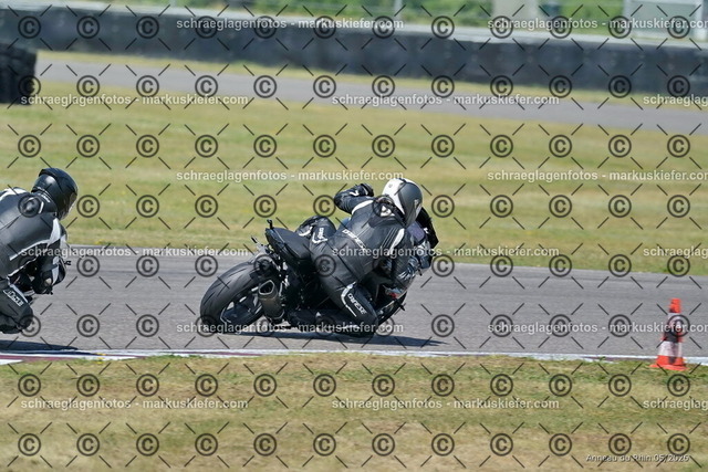 26BT02-1932 | markuskiefer.com - Realisiert mit Pictrs.com