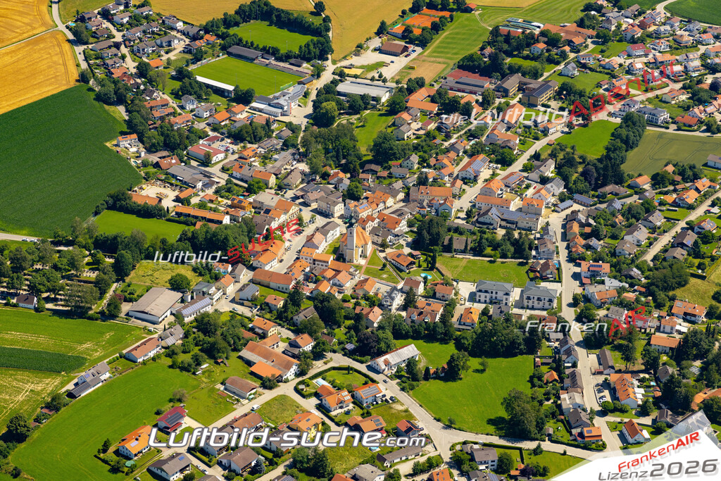 Aktuelles Luftbild von  Buchbach - Die Luftaufnahme wurde 2022 mittels UL-Flugzeug erstellt ( keine Drohne ) - hochauflösende Kamera-Systeme von  Canon -Beste Qualität - Für grossformatige Ausdrucke geeignet. Die Geschenkidee !