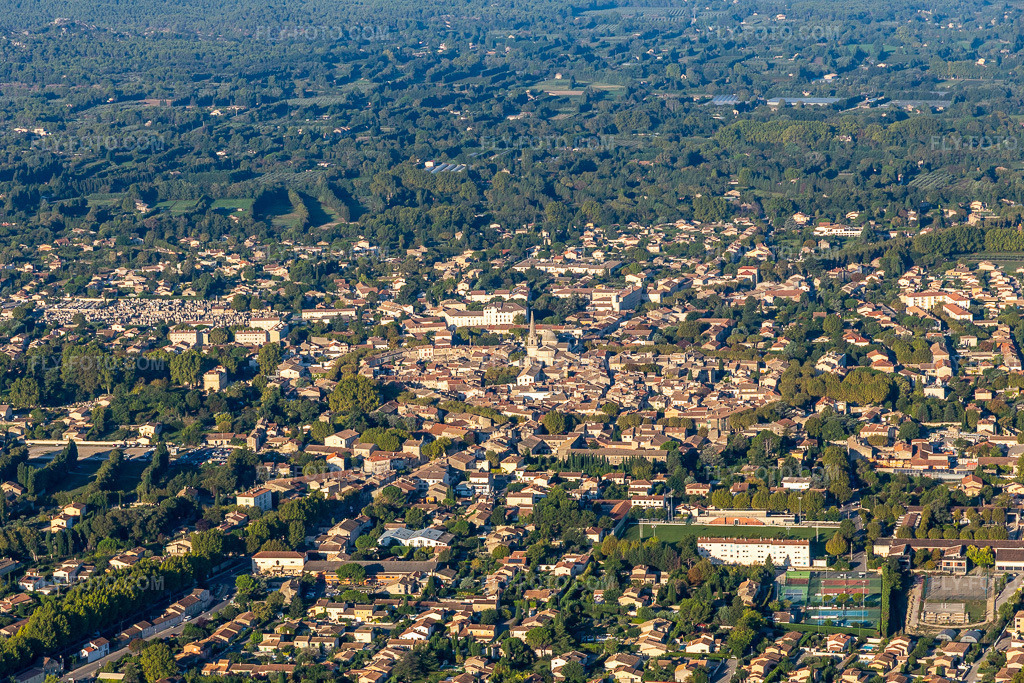 Aerial view: View of the town in the district Ceinture Centre Ville in Saint-Rémy-de-Provence in the state Bouches du Rhone, France. – Photo: IMG_129620.jpg taken on 09/23/2021 by Werner Riehm/FLY-FOTO.com – Resolution of the original: 5380 x 3587 px