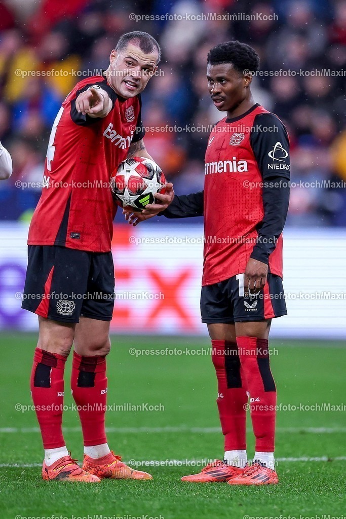UCL29012502222 | 29.01.2025, Fußball, Bayer 04 Leverkusen - AC Sparta Prag, UEFA Champions League, 8. Spieltag, BayArena, Saison 2024 2025: Granit Xhaka (Bayer04 Leverkusen #34) steht gestikulierend neben Nathan Tella (Bayer04 Leverkusen #19)