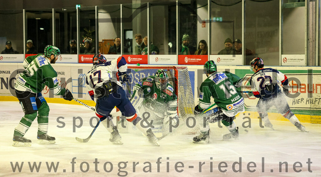 2024-01-05_020_TSV_Erding_gegen_VfE_Ulm-Neu-Ulm | Erding, Deutschland, 05.01.2024:
Eishockey, Bayernliga Vorrunde 2023 / 2024, 22. Spieltag, TSV Erding gegen VfE Ulm/Neu-Ulm, Endergebnis: 7:6

Petr Pohl (Erding Gladiators, #55), Michael Wirz (VfE Ulm/Neu-Ulm e. V., #17), Torwart Dimitri Pätzold (Erding Gladiators, #32), Elias Maier (Erding Gladiators, #15), Valentin Der (VfE Ulm/Neu-Ulm e. V., #27)

Foto: Christian Riedel / fotografie-riedel.net