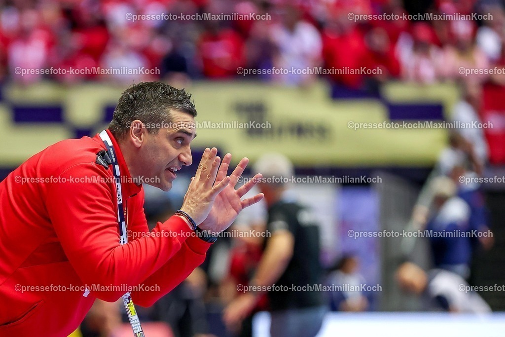 EHF18012601108 | 18.01.2026, Handball, Men's EHF EURO 2026, Portugal - Nordmazedonien, Jyske Bank Boxen in Herning, Dänemark, Preliminary Round:  Headcoach Kiril Lazarov (North Macedonia #hc) gestikulierend am Spielfeldrand  