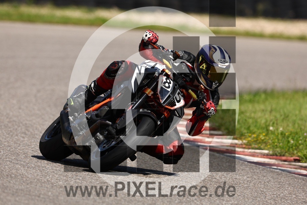 0085-20240525_01002 | Schöne Erinnerungen an spannende Momente - das festzuhalten ist unser Job. PIXELrace.de ist seit 2003 auf den Rennstrecken Europas unterwegs um die Action draußen beim Fahren und die wunderbare Stimmung imm Fahrerlager für euch einzufangen.