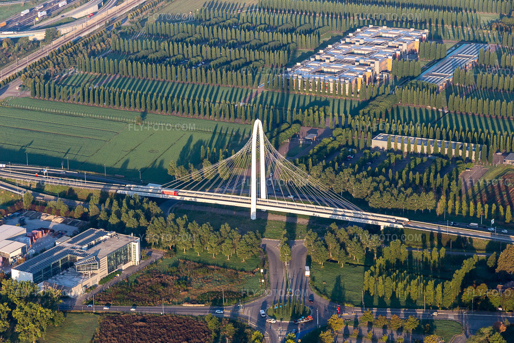 Aerial view: Vela di Calatrava NORTH bridge over the high-speed rail line and Autostrada del Sole in Reggio nell’Emilia in the state Reggio Emilia, Italy.Photo: IMG_134804.jpg taken on 09/20/2022 by Werner Riehm/FLY-FOTO.comResolution of the original: 5472 x 3648 pxTURISMO.COMUNE.RE.IT